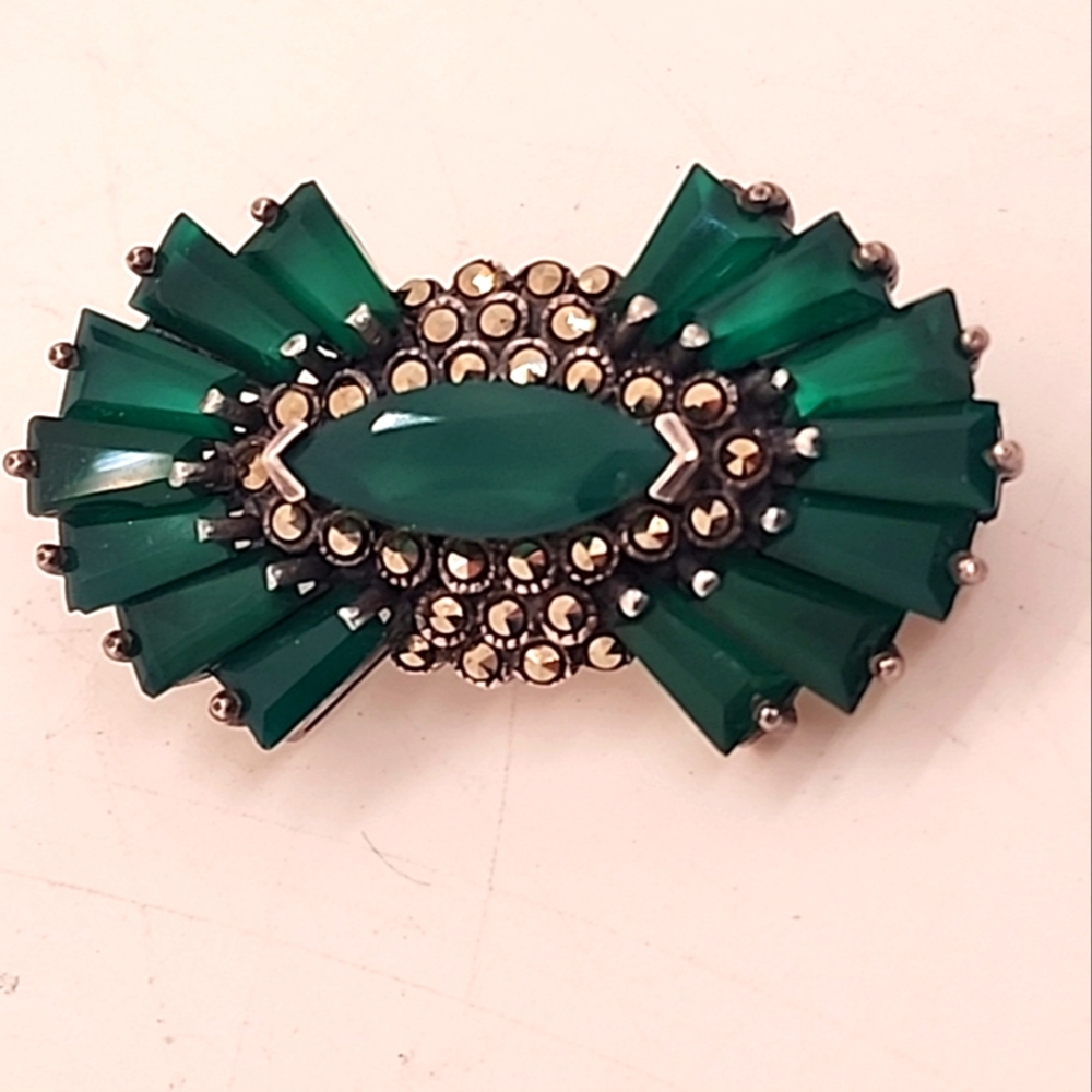 Vintage 925 Silver Emerald Stoned Marquesite Lady's Brooch.